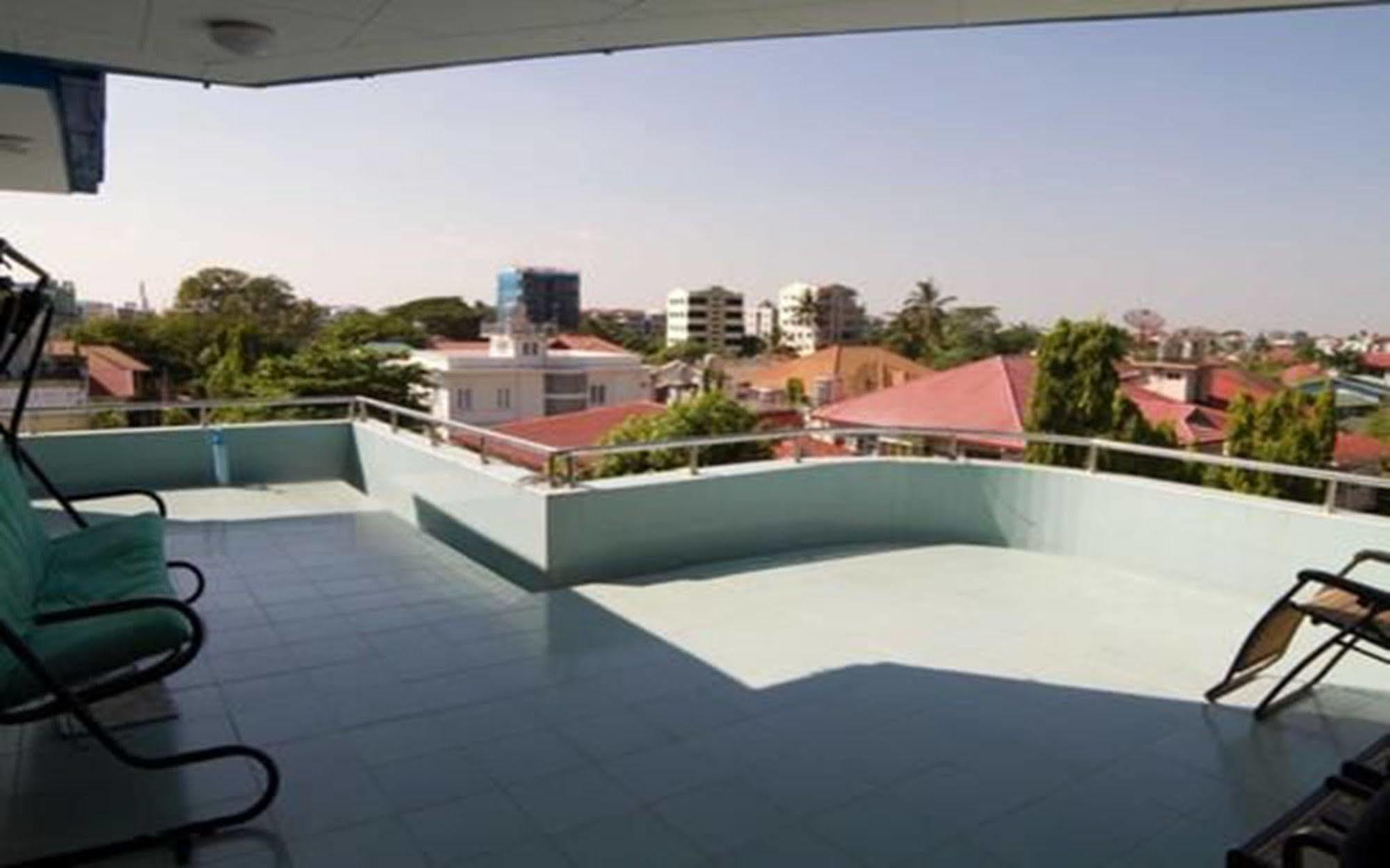 Majesty Hotel Yangon Exterior photo